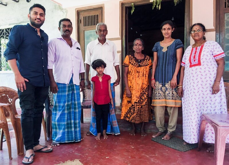 Yathursan zu besucht ein Teil seiner Verwandten: zusammen mit der Familie Nallanathan in Araly nahe Jaffna – Bild: SRF