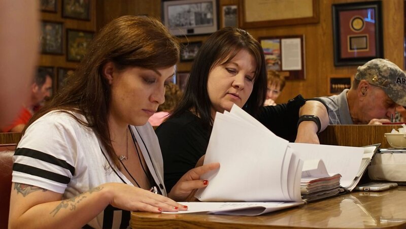 Jax and Sarah looking at script at a diner booth – Bild: (C) Crime & Investigation /​ Cable News Network Inc.