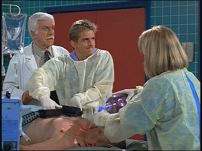 Mark (Dick Van Dyke, l.) und Jesse (Charlie Schlatter, M.) bemühen sich vergeblich, einen Patienten wiederzubeleben. – Bild: Viacom Lizenzbild frei