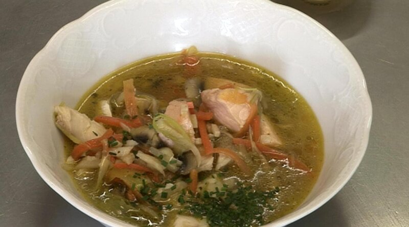 Die Aschauer stärken sich in der Fastenzeit mit einer Suppe mit Chiemseefischen „auf Fraueninsler Art“. – Bild: BR/​Werner Teufl