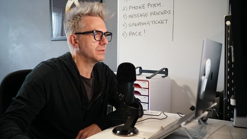 Informieren und aufklären: James Brown nimmt eine Folge seines ADHS-Podcasts für Erwachsene auf. – Bild: Curiosity Channel