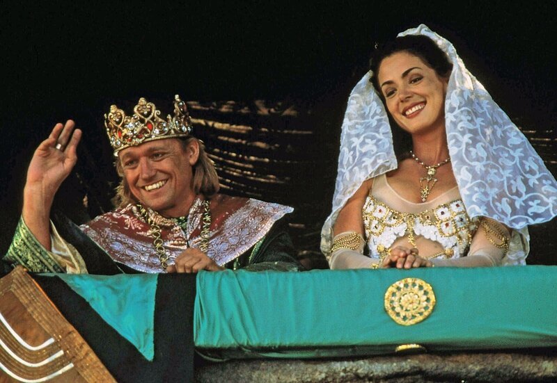 Iolaus (Michael Hurst), der Orestes zum Verwechseln ähnlich sieht, vertritt den Prinzen bei seiner Trauung mit der schönen Prinzessin Niobe (Lisa Ann Hadley) und den Krönungsfeierlichkeiten. – Bild: RTL