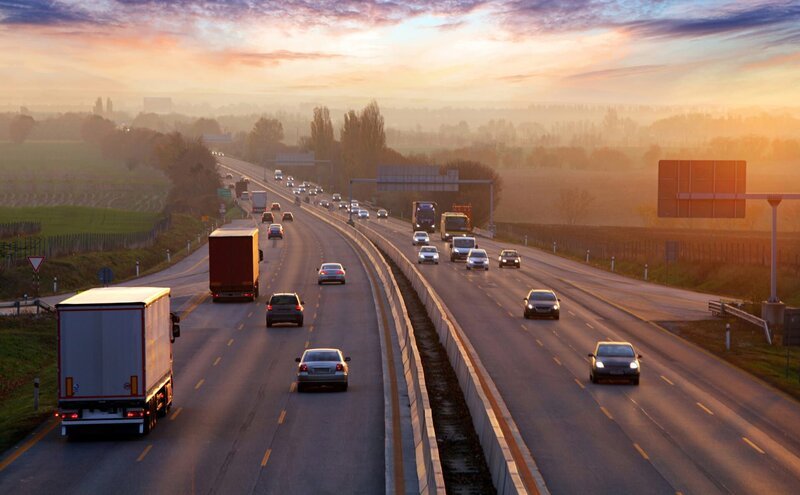 Traffic on highway with cars. – Bild: Shutterstock