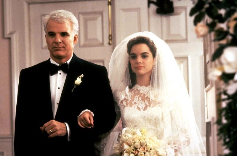 Am Tag der Hochzeit ist George (Steve Martin) überwältigt von seiner Tochter Annie (Kimberly Williams), die eine wunderschöne Braut abgibt. – Bild: Touchstone Pictures