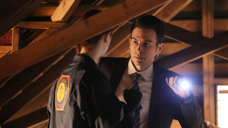 Jessica Warren (Laura Spencer) und Agent Aubrey (John Boyd) durchsuchen den Dachboden des Opfers und hören plötzlich ein leises Husten … – Bild: TVNOW /​ FOX