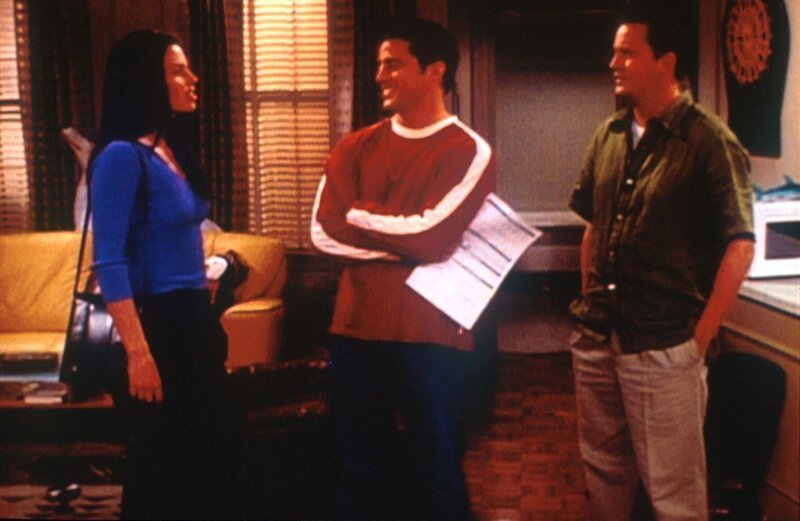 Joey (Matt LeBlanc, Mi.) sucht bereits eine Mitbewohnerin, als Chandler (Matthew Perry, re.) mitteilt, dass er wahrscheinlich gar nicht auszieht. – Bild: ProSieben Media AG
