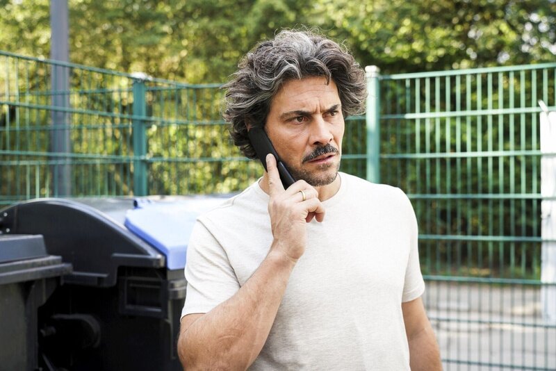 Manuel (Daniel Sellier) erfährt am Telefon von einer neuen Möglichkeit. +++ – Bild: RTL /​ Dennis Hundt