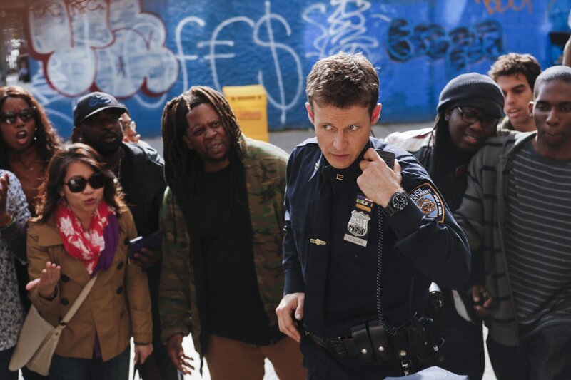 Als ein Cop der exzessiven Gewaltanwendung beschuldigt wird, bringt das Jamie (Will Estes) und das gesamte NYPD in Misskredit … – Bild: 2013 CBS Broadcasting Inc. All Rights Reserved. Lizenzbild frei