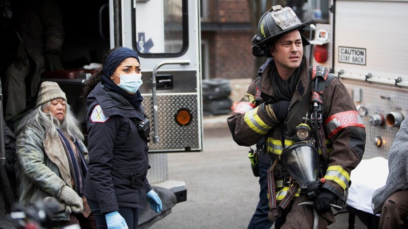 Beobachten die Explosion aus der Ferne: Adriyan Rae als Gianna Mackey, Taylor Kinney als Kelly Severide – Bild: SRF/​2020 NBC Universal