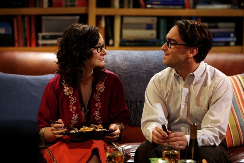 Leonard Hofstadter (Johnny Galecki, r), Leslie Winkle (Sara Gilbert, l) – Bild: Turner /​ Warner Bros. Television