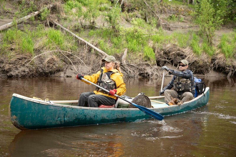 Jessi und Chris Morse paddeln auf dem Cosna River, bevor sie ihr Reusennetz auslegen. (National Geographic/​Jensen Walker) – Bild: Jensen Walker /​ National Geographic/​Jensen Walker /​ National Geographic