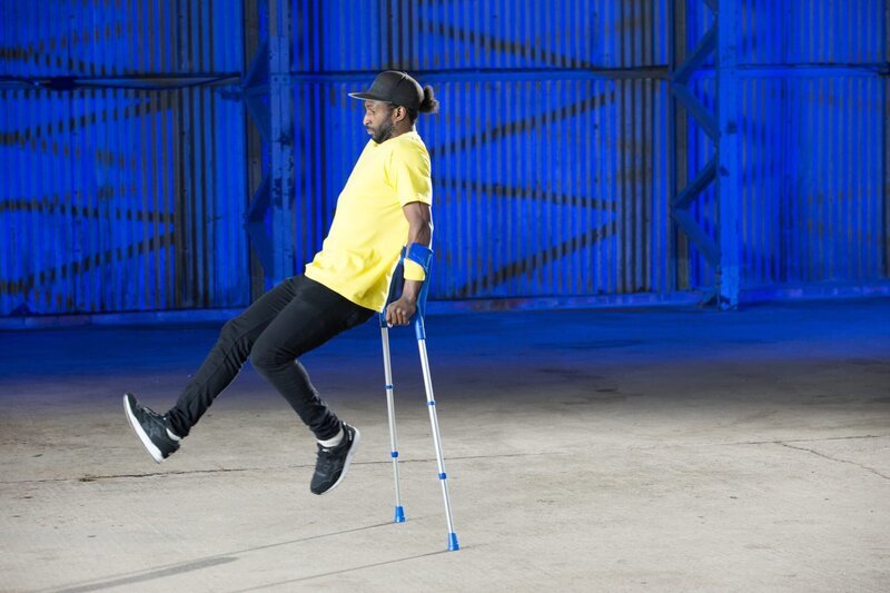 Chima Akenzua demonstrating how crutches can act as an inverted pendulum. (photo credit: National Geographic/​Miles Harwood) – Bild: Miles Warwood /​ National Geographic/​Miles Harwoo /​ National Geographic
