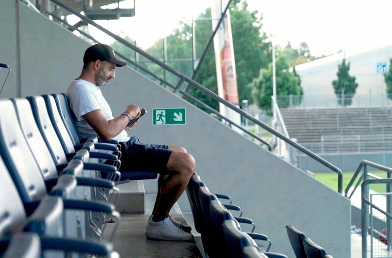 Das Handy ist der ständige Begleiter von Footballmanager Suni Musa, an einem normalen Tag klingelt es ununterbrochen. – Bild: SWR