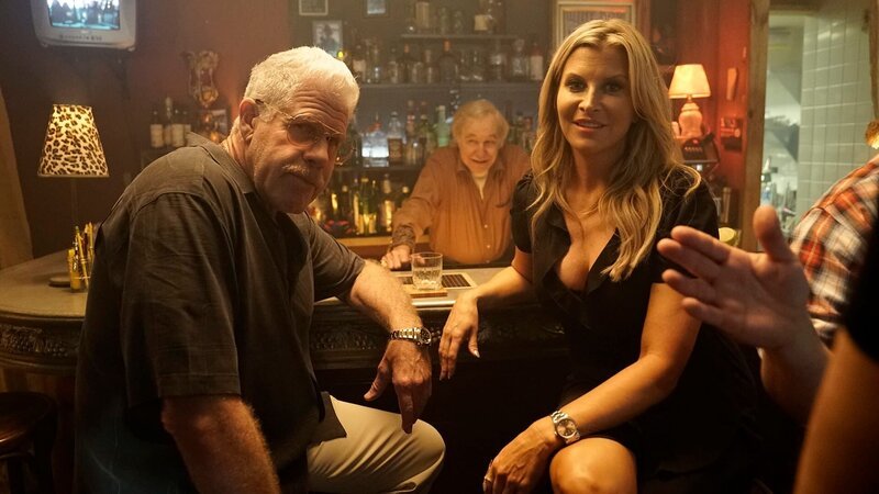 Wes Chandler (Ron Perlman) und Rebecca Stroud (Mira Sorvino) – Bild: Jace Downs /​ Jace Downs/​Crackle/​Courtesy of S /​ ©2018 Sony Pictures Television