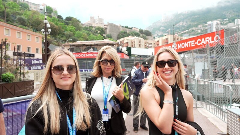 Zurück in Monaco schauen die Geissens hinter die Kulissen des legendären Grand Prix Rennens. Es stinkt nach verbranntem Gummi und Robert freut sich auf die Boxenluder. – Bild: RTL Zwei