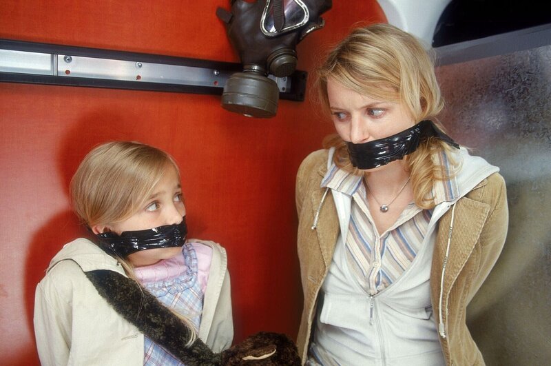 Barbara (Diana Staehly, re.) und Raphaels Tochter Natascha (Anna Sophia Claus) wurden von Deckers Leuten gekidnappt … – Bild: RTL /​ Guido Engels
