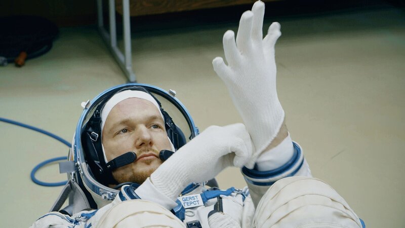 Jedes Detail des Raumanzugs muss perfekt passen. Die Handschuhe der letzten Mission m¸ssen ersetzt werden. – Bild: Jonas Sichert /​ zdf /​ © THE HISTORY CHANNEL /​ZDF /​ Jonas Sichert
