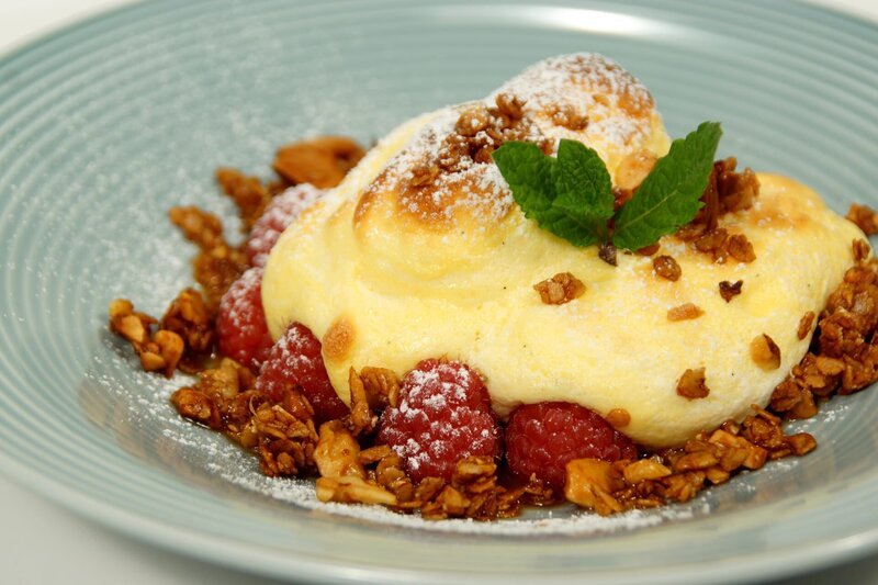 Gratinierte Himbeeren mit Topfen und Granola. – Bild: Frank Johne /​ BR /​ BR/​Frank Johne