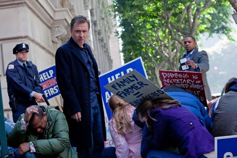 Dr. Cal Lightman (Tim Roth, Mi.) befindet sich inmitten einer Demonstration von aufgewühlten Bauern. – Bild: RTL /​ FOX