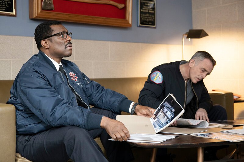 Chicago Fire Staffel 9 Folge 10 Eamonn Walker als Chief Wallace Boden, David Eigenberg als Christopher Herrmann SRF/​NBC Universal – Bild: SRF2