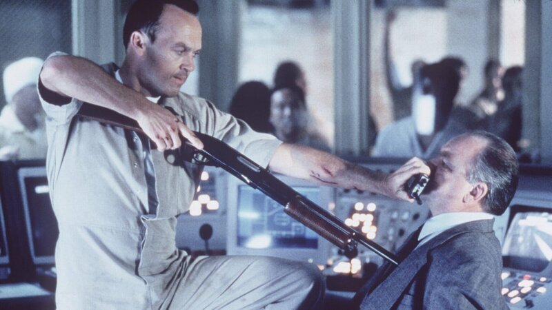 Killer McCabe (Michael Keaton, l.) hat Einsatzleiter Cassidy (Brian Cox) in seine Gewalt gebracht. – Bild: ZDF und Merrick Morton./​Merrick Morton