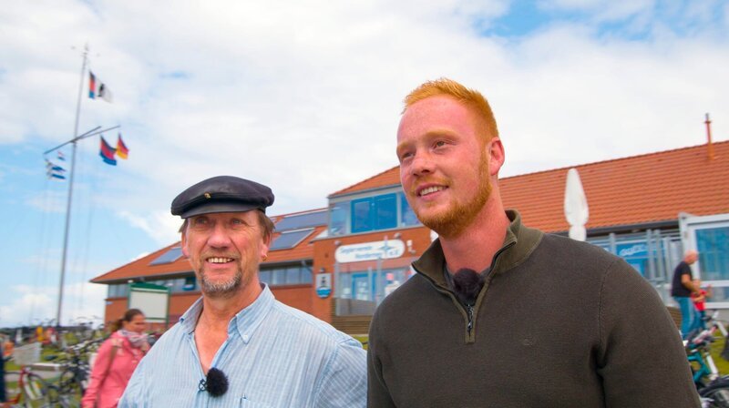 Hafenmeister Jörg Pauls und Chris Harms auf Norderney. – Bild: NDR/​Ralph Loop