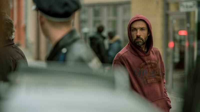 Der Killer Anton Robak (Lucas Gregorowicz) verfolgt eine Person durch die Stralsunder Innenstadt. – Bild: ZDF und Gordon Timpen./​Gordon Timpen