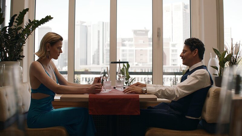 Franzi (Llewelyn Reichman) trifft einen imaginierten Mann (Christoph Gawenda) in einem Café in Frankfurt. – Bild: ZDF und Rebecca Meining./​Rebecca Meining