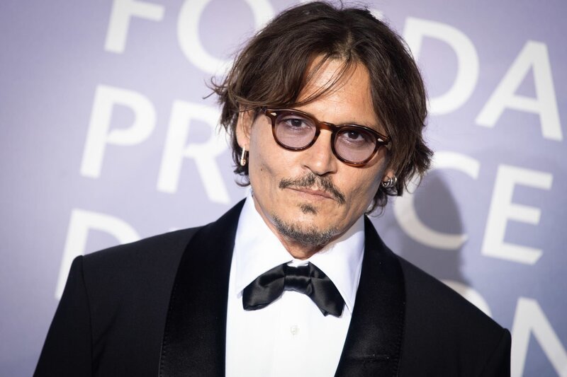 Johnny Depp zählt zu den bekanntesten Schauspielern Hollywoods. Seine Fans liegen ihm trotz negativer Schlagzeilen zu Füßen. – Bild: ZDF und corbis /​ sc pool /​ Getty Images.