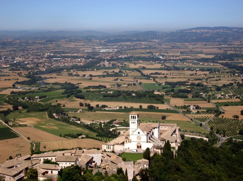 Blick auf Assisi und die Basilika San Francesco, in deren Krypta die Gebeine des Heiligen Francesco liegen. – Bild: ZDF und SWR/​Andreas Christoph Schmidt