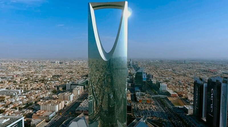 Das Kingdom Center ist das Wahrzeichen der Hauptstadt Riad. – Bild: ZDF und NDR/​Vincent TV Berlin/​Stefan Paul.