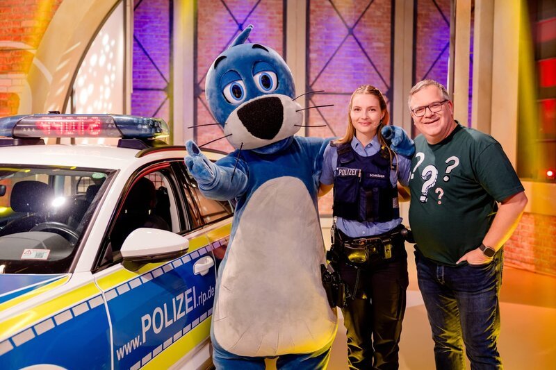 Polizeikommissarin Sarah Schräder weiht Elton (r.) und Piet Flosse (l.) bei „1, 2 oder 3“ in die Geheimnisse ihres Berufsalltags ein. – Bild: ZDF/​Ruppografie Nadine Rupp