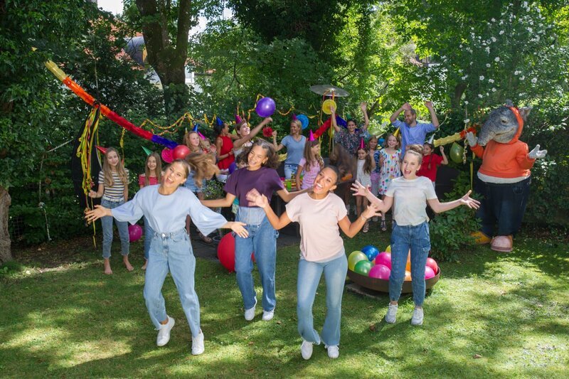 Jetzt kann die große Gartenparty mit den TanzAlarm-Kids und ihren Freunden starten! – Bild: KiKA/​MingaMedia/​Ron Bergmann