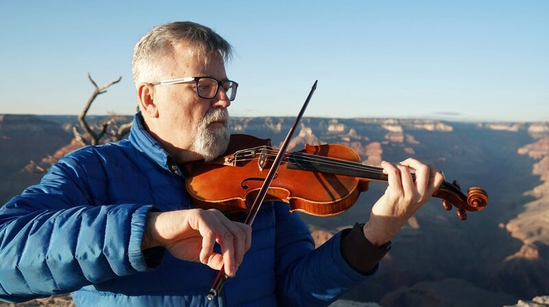 Professor David Koerner ist Planetologe und Astrophysiker. Seine große Passion ist das Geigespielen. In jeder freien Minute kommt er an den Grand Canyon und spielt. – Bild: NDR/​Frank Bergfeld