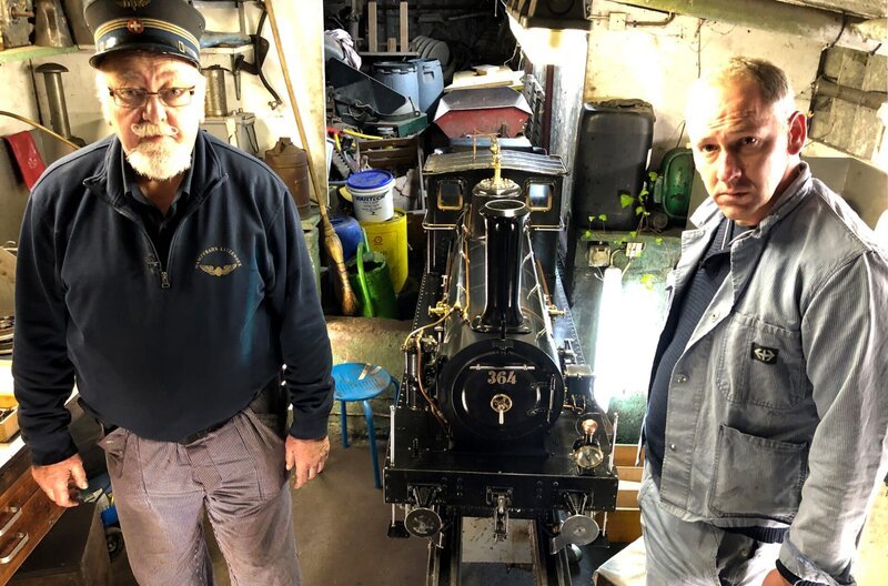 Hanspeter Landenberger, links, werkelt seit fast 60 Jahren in jeder freien Minute an Dampflokomotiven herum. Sein Sohn Stefan ist oft mit von der Partie. – Bild: SWR/​Alexander Schweitzer
