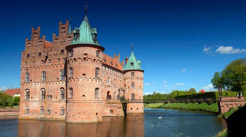 Schloss Egeskov ist eins von 123 Schlössern auf der Insel Fünen. – Bild: phoenix/​NDR/​MANFRED SCHULZ TV & FilmProduktion