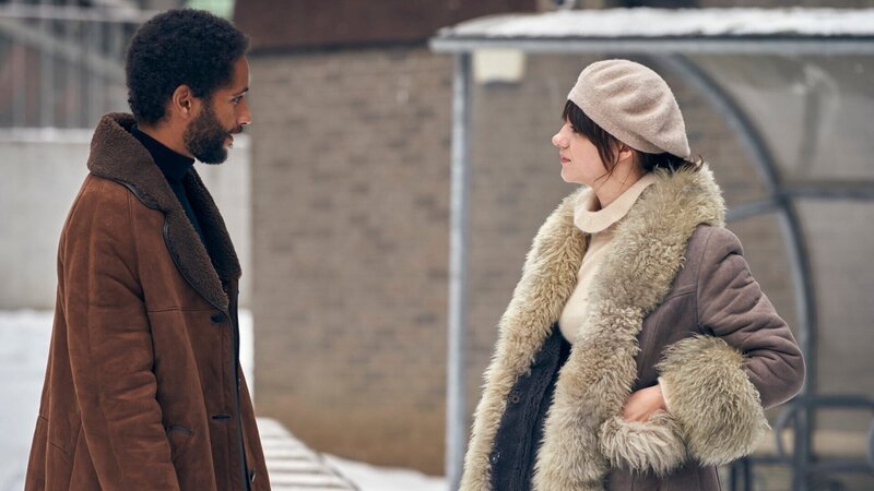 In Schweden trifft Marianne (Daisy Edgar-Jones) auf Lukas (Lancelot Ncube). Die beiden gehen eine Beziehung ein, die jedoch nach und nach einen ganz düsteren Pfad einschlägt. – Bild: ZDF und Enda Bowe./​Enda Bowe