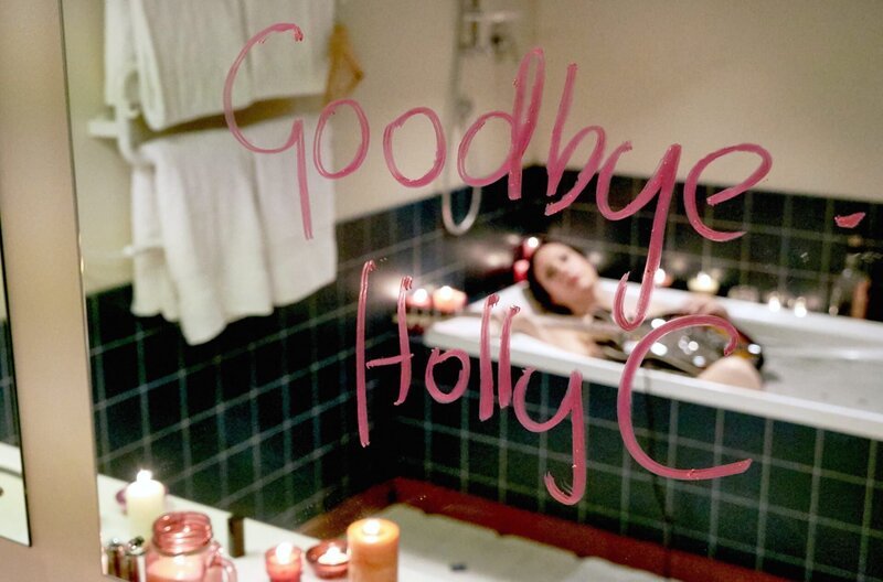 Countrystar Holly Collins (Bronwyn Turei) liegt tot in der Badewanne ihres Hotelzimmers. – Bild: ARD/​Alll3Meida International
