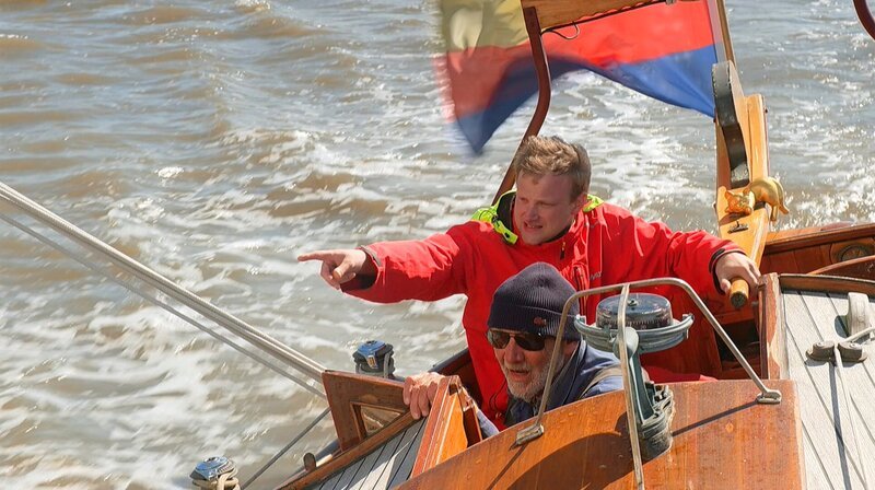 Unterwegs mit Willem Ruempler und seinem Sohn Gerrit auf ihrem Plattbodenschiff. ( – Bild: NDR/​MANFRED SCHULZ TV & FilmProduktion