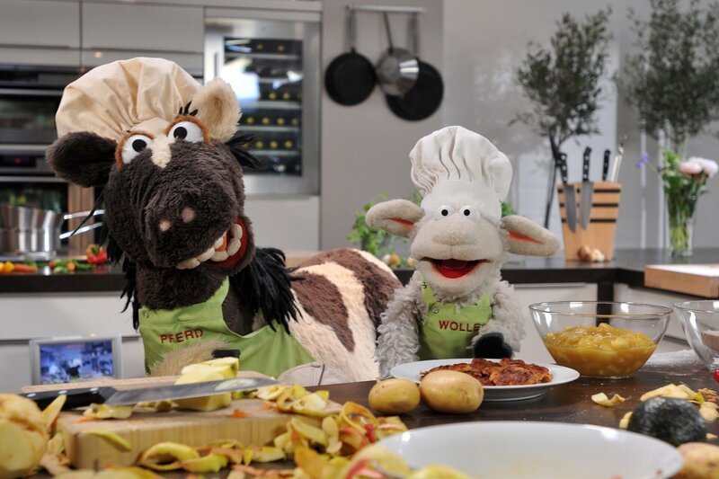 Pferd und Wolle lernen bei Steffen Henssler kochen. – Bild: NDR/​Uwe Ernst