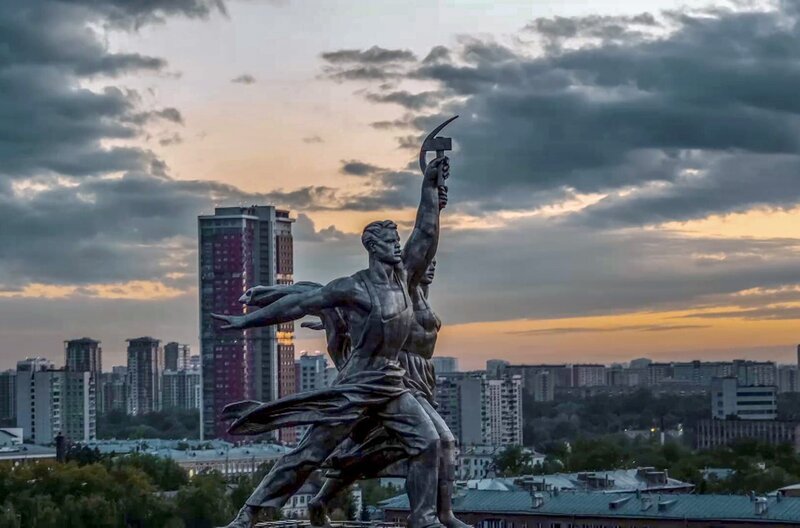 Wera Muchinas Edelstahlskulptur „Arbeiter und Kolchosbäuerin“ in Moskau – Bild: Timelap Pro /​ © Timelap Pro