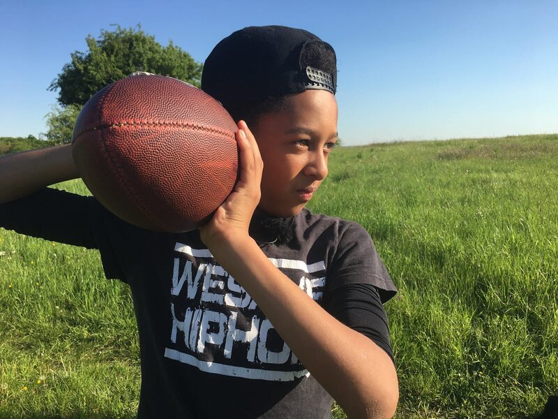 Jontae übt das Werfen und Fangen mit dem Ei, wie der Ball beim Football heißt. – Bild: hr