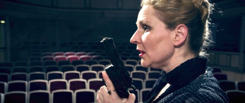 Mit allen Mitteln versucht Schauspielerin Doris (Inga Dietrich) ihr Ziel zu erreichen. – Bild: MDR/​Tilman Büttner