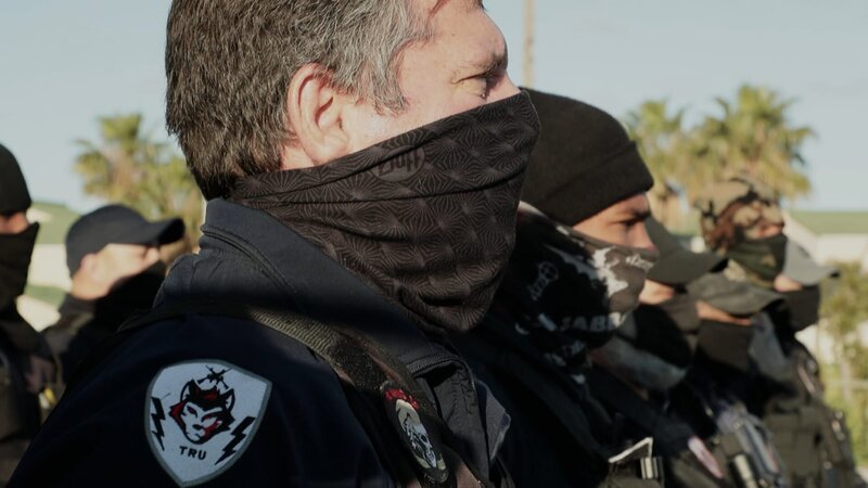 Viele Bürger fühlen sich von der Polizei im Stich gelassen. Sie organisieren sich in einer bewaffneten Sicherheitswacht. – Bild: ZDF und Gary Garbli © BABEL productions Viele Bürger fühlen sich von der Polizei im Stich gelassen. Sie organisieren sich in einer bewaffneten Sicherheitswacht. – Bild: ZDF und Gary Garbli © BABEL productions