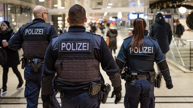 Die Bundespolizei auf Streife im Hauptbahnhof Hannover. – Bild: NDR/​Kamera Zwei/​Noah Siegert