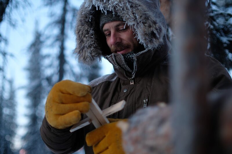 Johnny Rolfe stellt eine Marderfalle auf, die er aus Holz gebaut hat. (National Geographic/​Mike Fennell) – Bild: Mike Fennell /​ National Geographic/​Mike Fennell /​ National Geographic