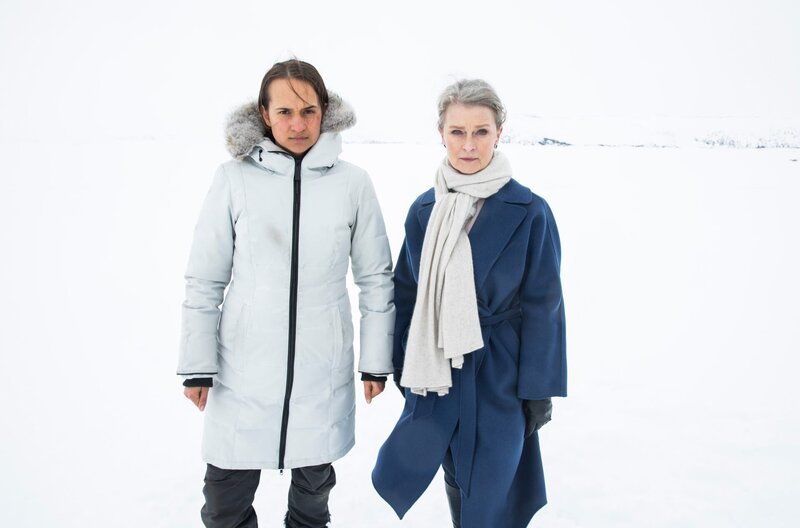 v.li. Liv (Bianca Kronlöf) und Elsa (Lena Endre). – Bild: SWR/​Sagafilm,Yellowbird/​Olli Magg