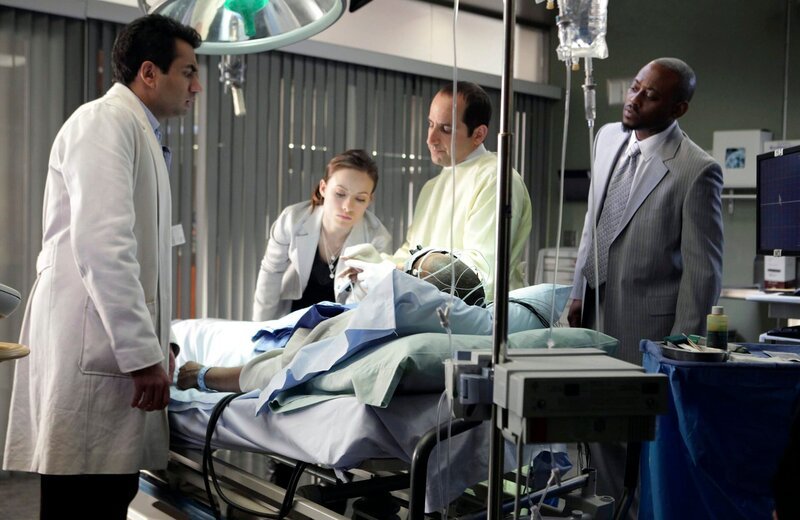 L-R: Kal Penn as Kutner, Olivia Wilde as Thirteen, Special Guest Mos Def as patient Lee, Peter Jacobson as Taub, Omar Epps as Foreman – Bild: ATV2