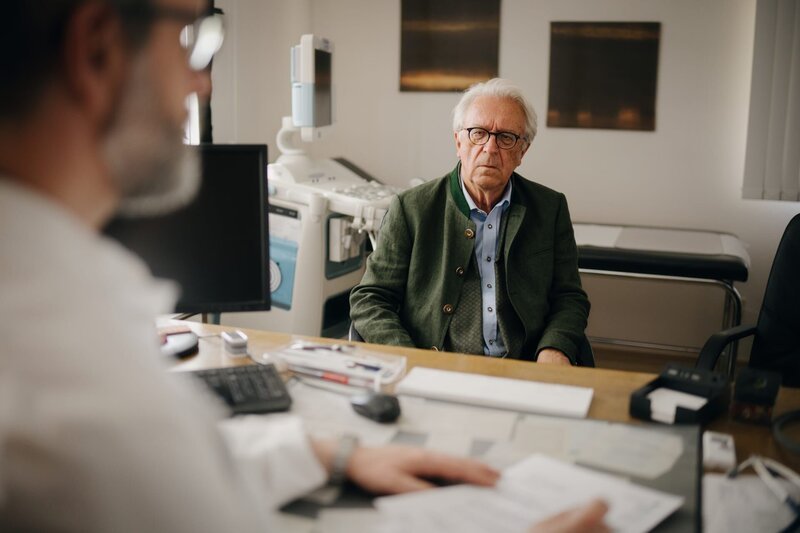 Dr. Böhm (Martin Thaler) übermittelt seinem Patienten Hans Lorenz (Gerd Anthoff) seine Krebsdiagnose. – Bild: ZDF und Hendrik Heiden.