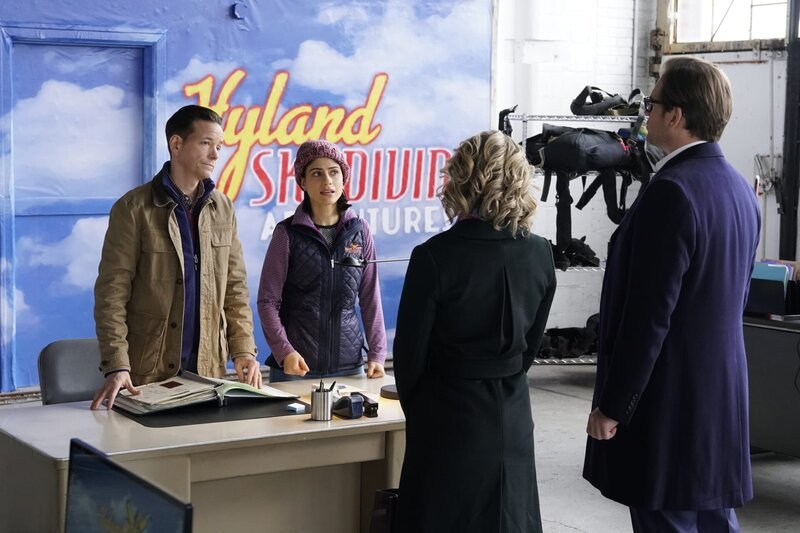L-R: Frank Whaley as Max Hyland, Ana Kayne as Dylan Hyland, Geneva Carr as Marissa Morgan, and Michael Weatherly as Dr. Jason Bull – Bild: 2016 CBS Broadcasting, Inc. All Rights Reserved Lizenzbild frei